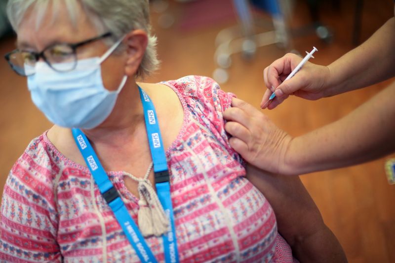 &copy; Reuters. امرأة تحصل على جرعة ثالثة معززة من لقاح مضاد لكوفيد-19 في دربي ببريطانيا يوم 20 سبتمبر 2021. تصوير: كارل ريسين - رويترز.