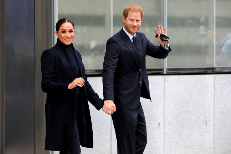 &copy; Reuters. FILE PHOTO: Britain's Prince Harry and Meghan, Duke and Duchess of Sussex, wave while visiting the 9/11 Memorial in Manhattan, New York City, U.S., September 23, 2021. REUTERS/Andrew Kelly