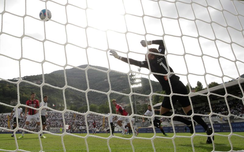 © Reuters. دانييل مالديني لاعب ميلان يسجل الهدف الأول لفريقه في مرمى سبيتسيا بدوري الدرجة الأولى الايطالي لكرة القدم في سبيتسيا يوم السبت. تصوير:رويترز.
