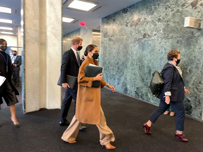 © Reuters. Prince Harry and Meghan Markle arrive at the United Nations to meet with U.N. Deputy Secretary-General Amina Mohammed, in New York City, U.S., September 25, 2021. REUTERS/Daphne Psaledakis