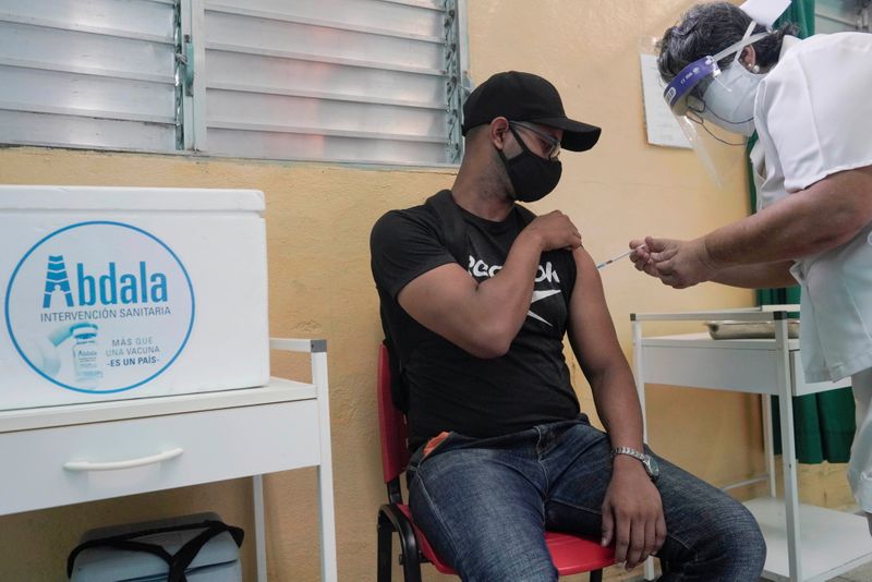 &copy; Reuters. Imagen de archivo de una persona recibiendo una dosis de la vacuna Abdala en La Habana, Cuba. 2 agosto 2021. REUTERS/Alexandre Meneghini