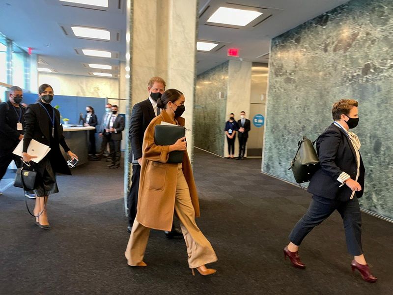 &copy; Reuters. El príncipe Enrique y Meghan Markle llegan a las Naciones Unidas para reunirse con la subsecretaria general de la ONU, Amina Mohammed, en la ciudad de Nueva York, Estados Unidos, el 25 de septiembre de 2021. REUTERS/Daphne Psaledakis