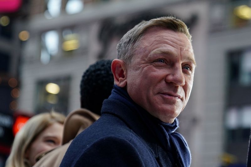 &copy; Reuters. FOTO DE ARCHIVO: El actor Daniel Craig durante una aparición promocional en Times Square para la nueva película de James Bond "No Time to Die" en el distrito de Manhattan. Nueva York, EEUU. 4 de diciembre de 2019. REUTERS/Carlo Allegri
