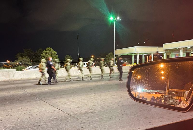 &copy; Reuters. أفراد من إدارة الجمارك وحماية الحدود الأمريكية يصطحبون جنود مكسيكيون بعدما عبروا الحدود ودخلوا إل باسو بولاية تكساس الأمريكية قادمين من سو