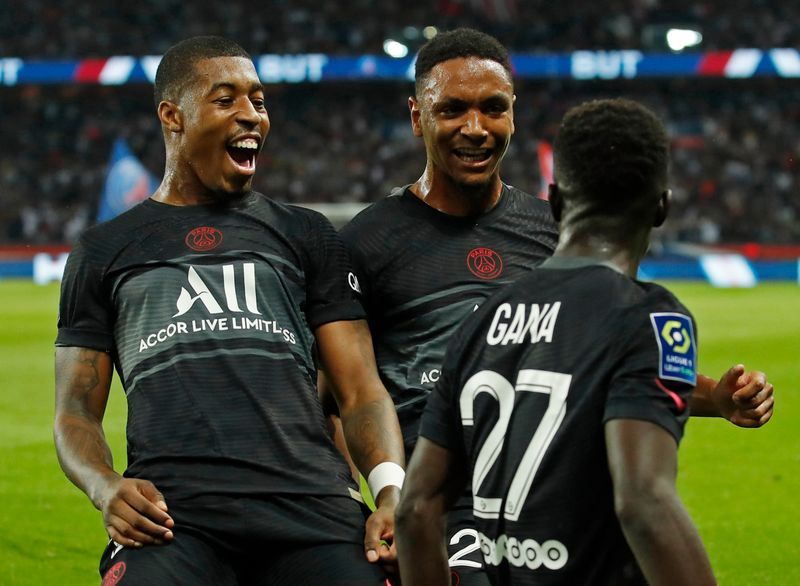 &copy; Reuters. 　サッカーのフランス１部は２５日、各地で試合を行い、パリ・サンジェルマン（ＰＳＧ）はホームでモンペリエを２─０で下した。写真は得点を喜ぶＰＳＧの選手たち（２０２１年　ロイ