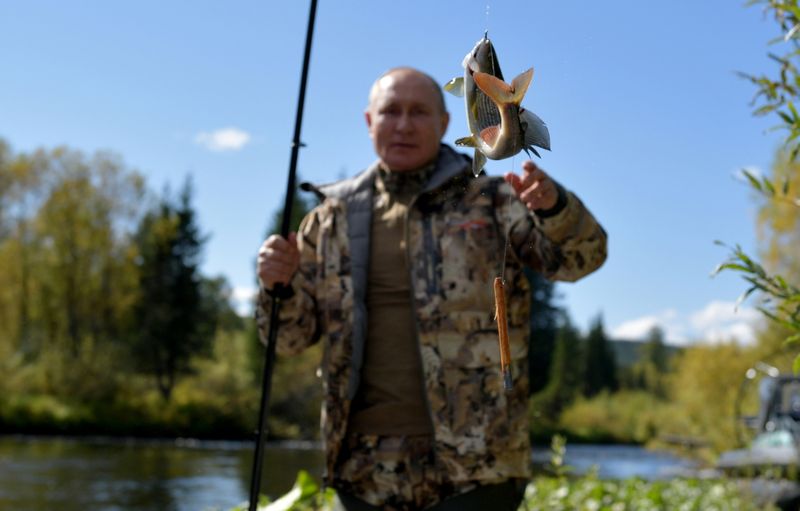 &copy; Reuters. Russian President Vladimir Putin fishes during a short vacation at an unknown location in Siberia, Russia, in this undated photo taken in September 2021 and released September 26, 2021. Sputnik/Alexei Druzhinin/Kremlin via REUTERS 