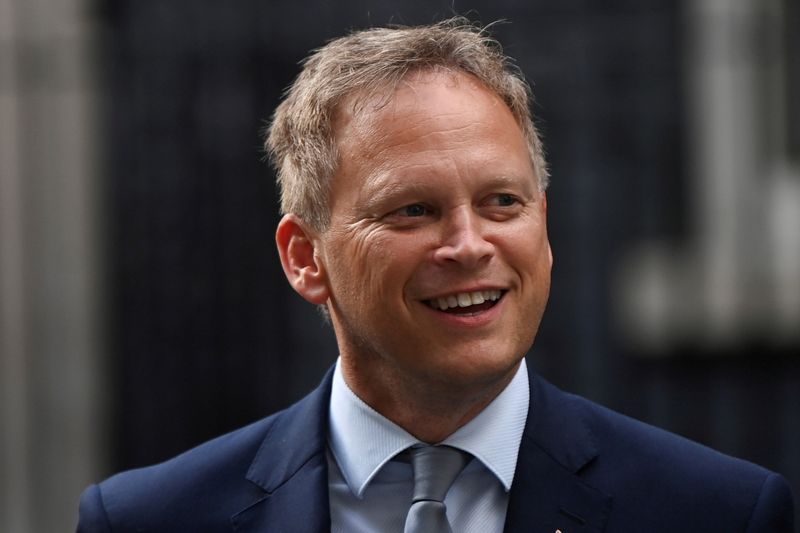 &copy; Reuters. FILE PHOTO: Britain's Transport Secretary Grant Shapps walks outside Downing Street in London, Britain, September 15, 2021. REUTERS/Toby Melville/File Photo