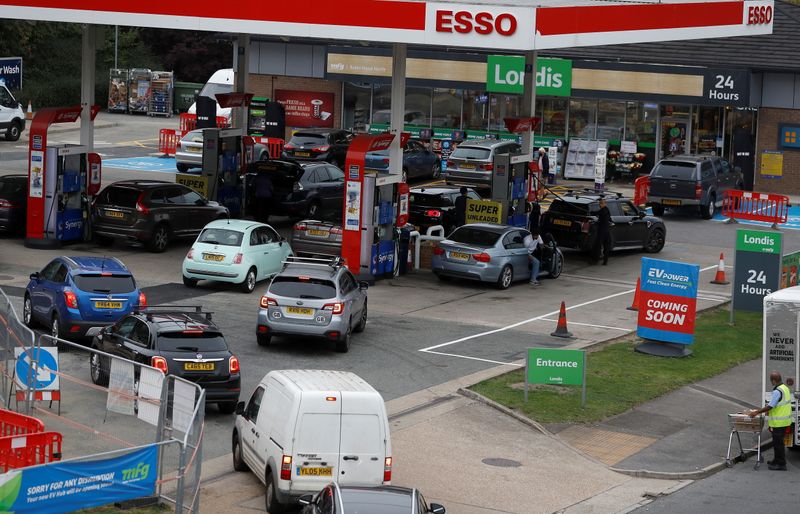 © Reuters. Drivers queue to enter a fuel station in London, Britain, September 25, 2021.  REUTERS/Peter Nicholls