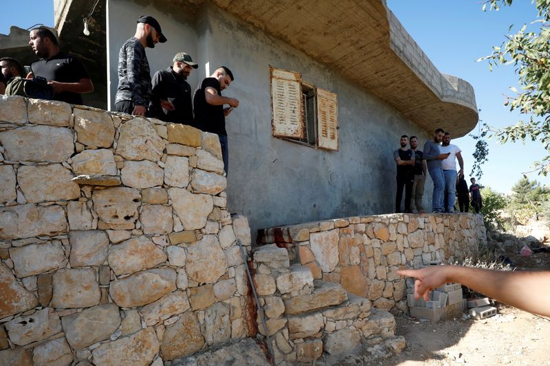 © Reuters. Palestinians check the scene where Hamas militants were killed by Israeli forces in a gun battle during a raid in Beit Anan in the Israeli-occupied West Bank September 26, 2021. REUTERS/Mohamad Torokman