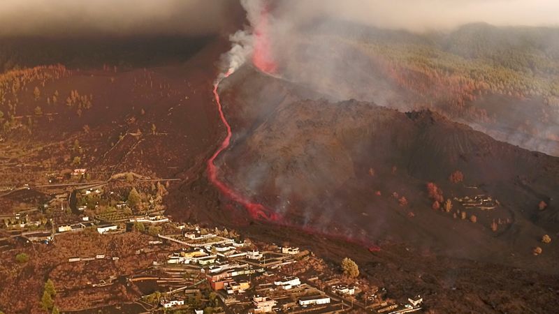 &copy; Reuters. صورة مأخوذة من مقطع فيديو تم تصويره من طائرة مسيرة يوم الأحد لتدفق الحمم بعد ثوران بركان في جزيرة لا بالما الإسبانية بجزر الكناري. تصوير تلف