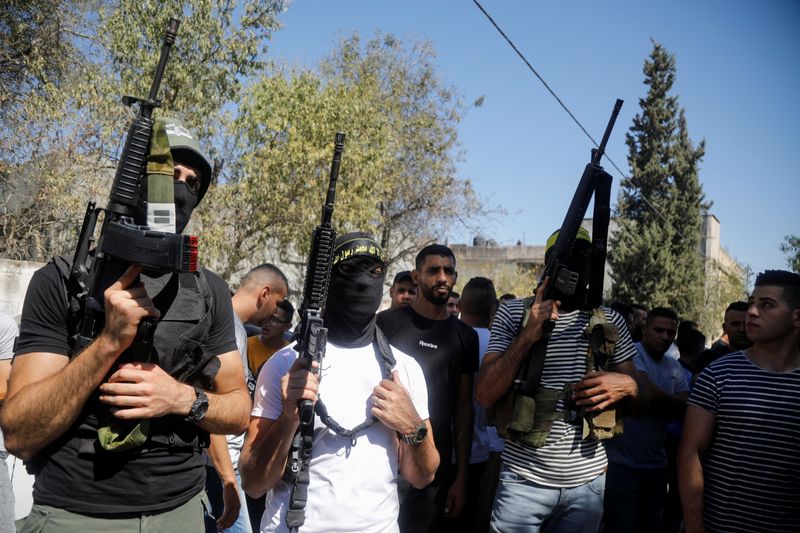 &copy; Reuters. Militantes de Yihad Islámica asisten al funeral de Osama Soboh, un palestino que fue abatido por fuerzas israelíes durante una operación en Burqin, Cisjordania. 26 septiembre 2021. REUTERS/Raneen Sawafta