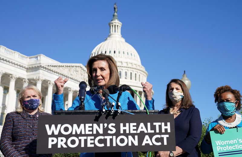 &copy; Reuters. La presidenta de la Cámara de Representantes, la demócrata Nancy Pelosi, habla durante un acto sobre protección de la salud de las mujeres en el Capitolio, Washington, EEUU. 24 septiembre 2021. REUTERS/Kevin Lamarque