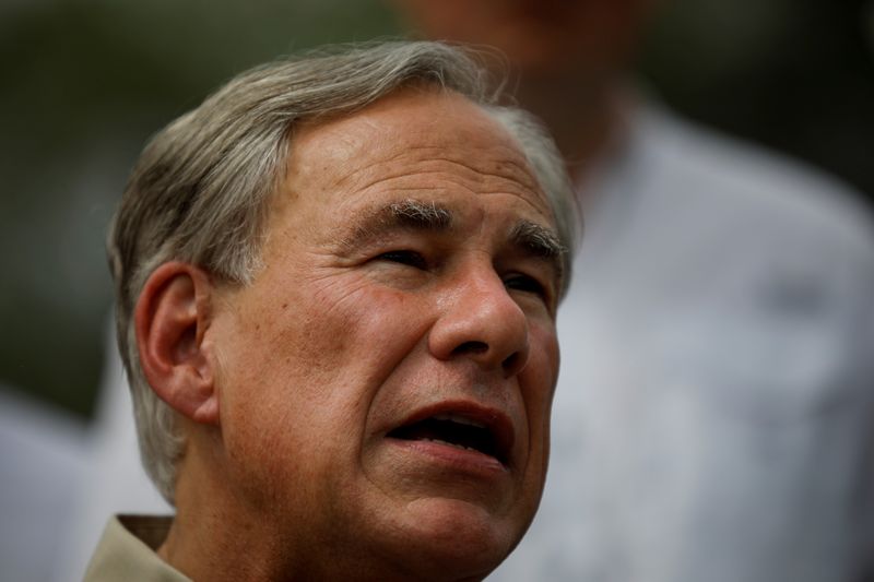&copy; Reuters. FILE PHOTO: Texas Governor Gregg Abbott speaks during a news conference near the International Bridge between Mexico and the U.S., where migrants seeking asylum in the U.S. are waiting to be processed, in Del Rio, Texas, U.S., September 21, 2021. REUTERS/