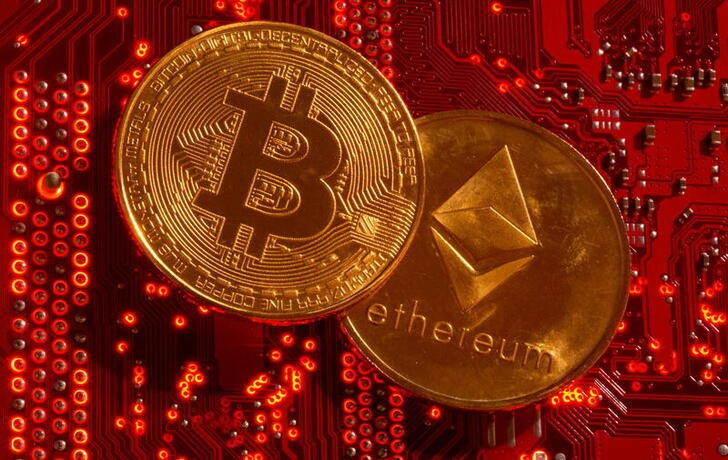 © Reuters. FILE PHOTO: Representations of cryptocurrencies Bitcoin and Ethereum are placed on PC motherboard in this illustration taken, June 29, 2021. REUTERS/Dado Ruvic/Illustration