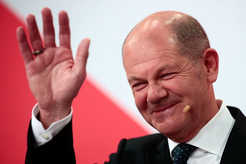 © Reuters. Social Democratic Party (SPD) leader and top candidate for chancellor Olaf Scholz waves after first exit polls for the general elections in Berlin, Germany, September 26, 2021.    REUTERS/Hannibal Hanschke