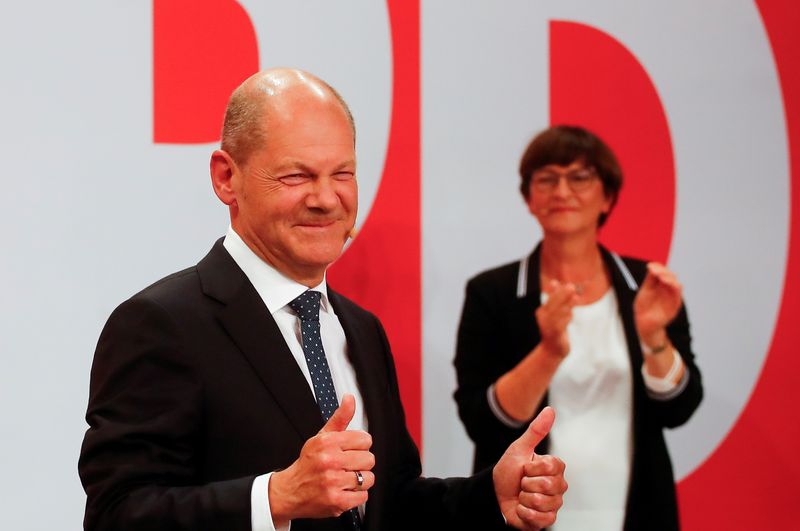 &copy; Reuters. Social Democratic Party (SPD) leader and top candidate for chancellor Olaf Scholz and party co-leader Saskia Esken react after first exit polls for the general elections in Berlin, Germany, September 26, 2021.  REUTERS/Wolfgang Rattay 