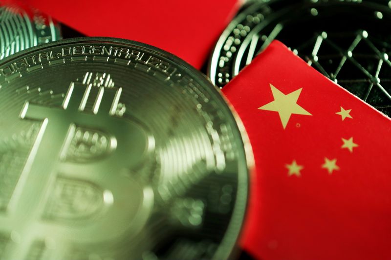 © Reuters. FILE PHOTO: A Chinese flag is seen among representations of Bitcoin and other cryptocurrencies in this illustration picture taken June 2, 2021. REUTERS/Florence Lo/Illustration/File Photo