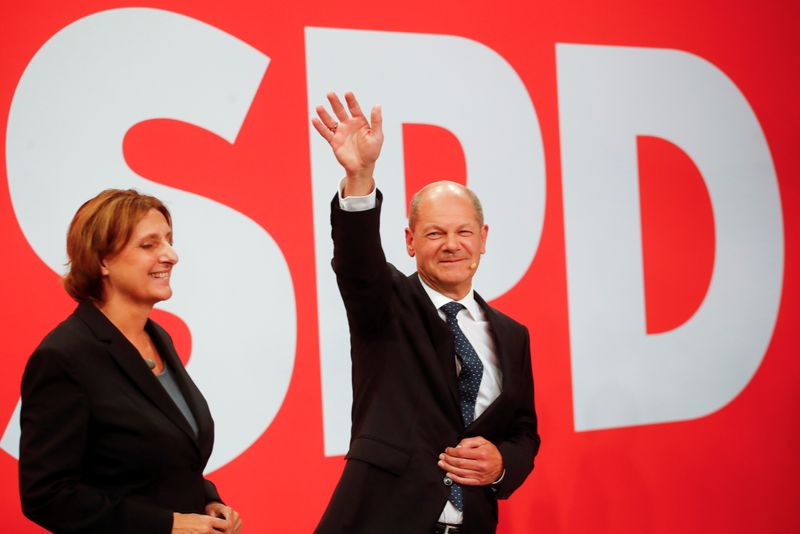 &copy; Reuters. Social Democratic Party (SPD) leader and top candidate for chancellor Olaf Scholz and his wife Britta Ernst react after first exit polls for the general elections in Berlin, Germany, September 26, 2021.  REUTERS/Wolfgang Rattay