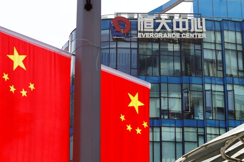 &copy; Reuters. Bandiere cinesi vicino al logo del China Evergrande Group all'Evergrande Center di Shanghai, Cina, 24 settembre 2021. REUTERS/Aly Song 
