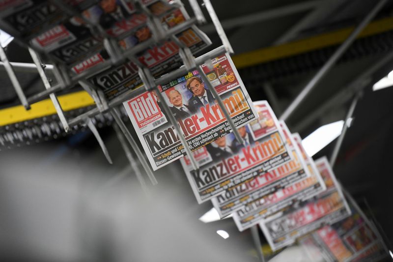 &copy; Reuters. Printed editions of Bild newspaper show candidates for chancellor Olaf Scholz, of Social Democratic Party (SPD), and Armin Laschet, of Christian Democratic Union (CDU), after the first exit polls for the general elections in Berlin, Germany, September 26,