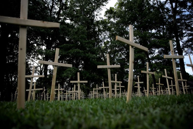 &copy; Reuters. FOTO DE ARCHIVO:  Cruces a las afueras una iglesia, cada cruz representa una vida perdida por la enfermedad del coronavirus (COVID-19) en el estado de Luisiana, en Baton Rouge, Luisiana EEUU, 10 de abril de 2 2020. REUTERS/Carlos Barria
