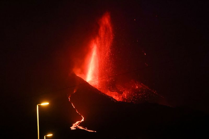 &copy; Reuters. الحمم البركانية التي ينفثها بركان في جزيرة لا بالما الإسبانية يوم الأحد. تصوير: ناتشو دوس - رويترز.