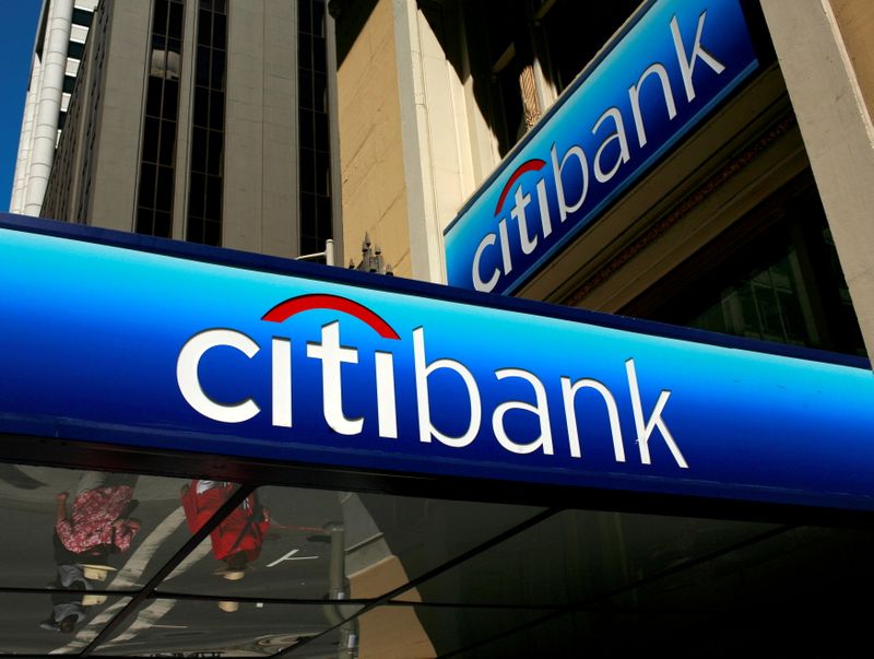 &copy; Reuters. FILE PHOTO: People walk beneath a Citibank branch logo in the financial district of San Francisco, California July 17, 2009. REUTERS/Robert Galbraith/File Photo