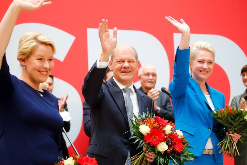 © Reuters. Social Democratic Party (SPD) leader and top candidate for chancellor Olaf Scholz, Mecklenburg-Western Pomerania state Prime Minister Manuela Schwesig and SPD member Franziska Giffey wave as they carry bouquets of flowers at their party leadership meeting, one day after the German general elections, in Berlin, Germany, September 27, 2021. REUTERS/Wolfgang Rattay