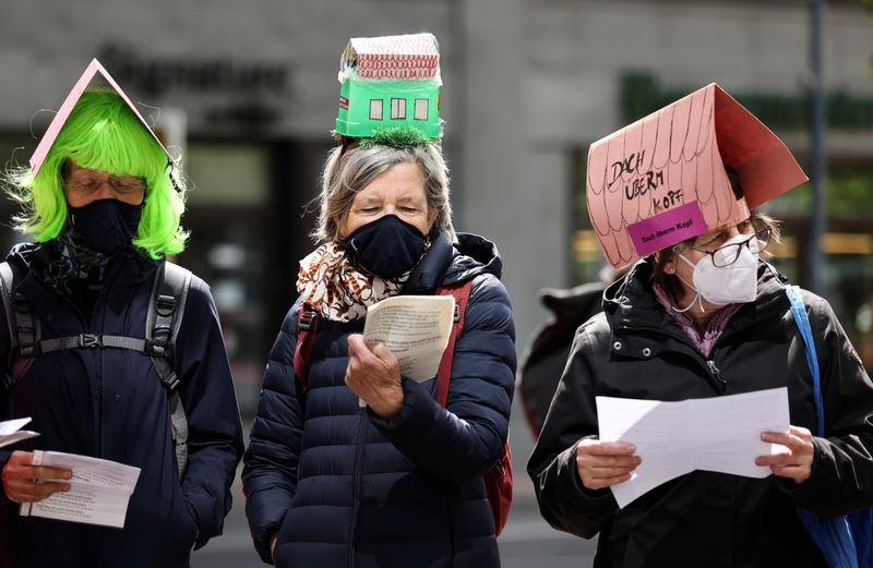 &copy; Reuters. FILE PHOTO: A sign on a head of a protester reads "Roof over head" during a demonstration against rising rental costs for their flats in Berlin, Germany, May 23, 2021. REUTERS/Christian Mang/File Photo