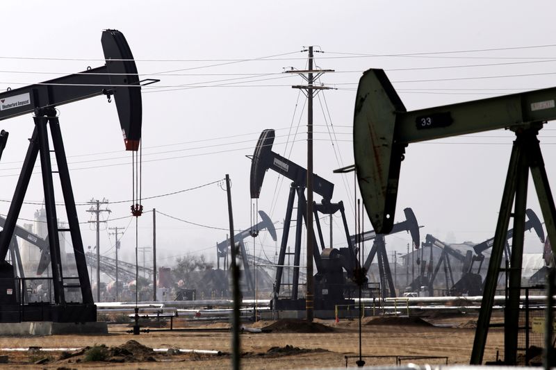 &copy; Reuters. Diverse pompe petrolifere presso il campo petrolifero di Kern River a Bakersfield, in California. REUTERS/Jonathan Alcorn