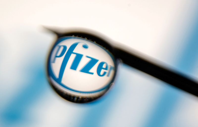 &copy; Reuters. FILE PHOTO: Pfizer logo is reflected in a drop on a syringe needle in this illustration photo taken March 16, 2021. REUTERS/Dado Ruvic/Illustration