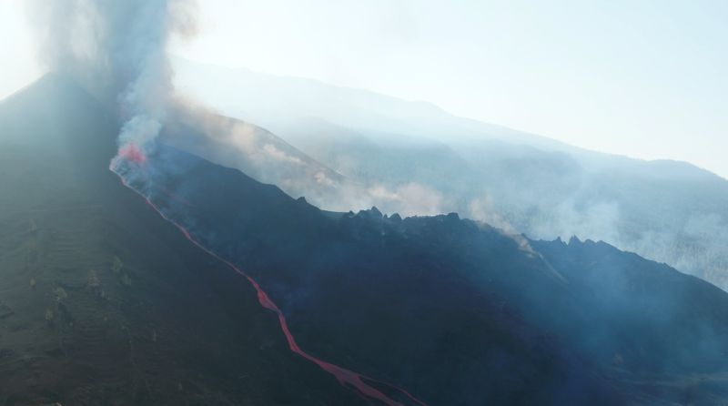 &copy; Reuters. Una captura de pantalla de un dron muestra la lava que fluye tras la erupción de un volcán en el parque Cumbre Vieja, en la isla canaria de La Palma, España, 26 de septiembre de 2021. REUTERS/REUTERS TV