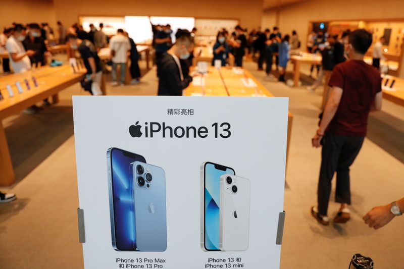 &copy; Reuters. Una Apple Store el día en que salió a la venta la nueva serie de iPhone 13 de Apple, en Pekín, China, 24 de septiembre de 2021. REUTERS/Carlos García Rawlins
