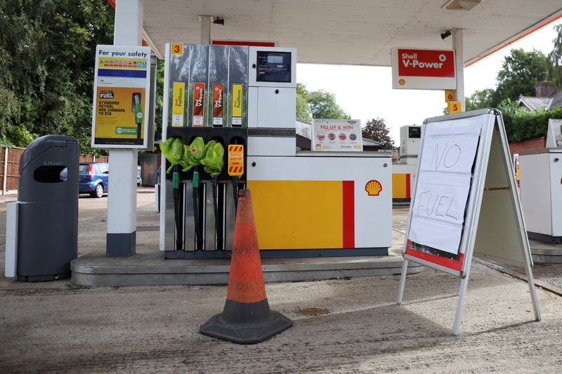 © Reuters. A Shell petrol station that has run out of fuel is seen in Northwich, Britain, May 27, 2021. REUTERS/Molly Darlington