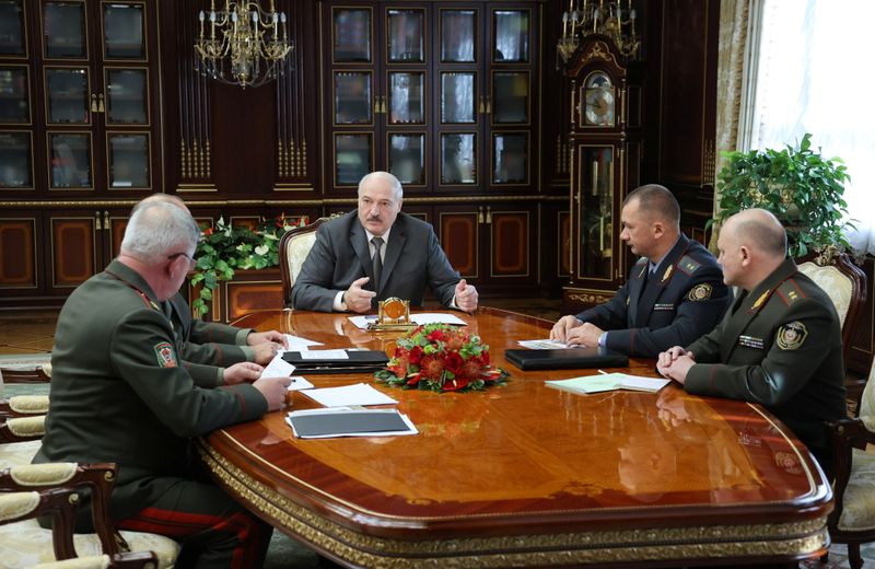 © Reuters. Belarusian President Alexander Lukashenko meets state security officials in Minsk, Belarus September 27, 2021.  Maxim Guchek/BelTA 
