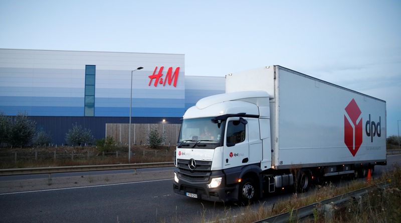 © Reuters. A DPD lorry drives past an H&M warehouse at Magna Park in Milton Keynes, Britain, September 26, 2021.  REUTERS/Andrew Boyers