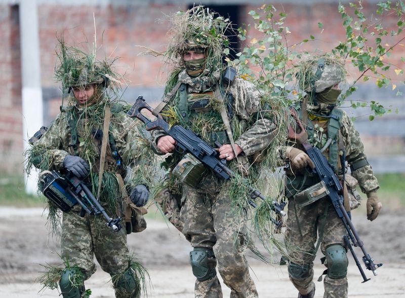 &copy; Reuters. Militares asisten al ejercicio militar "RAPID TRIDENT-2021" en el Centro Internacional de Seguridad para el Mantenimiento de la Paz de Ucrania, cerca de Yavoriv, en la región de Lviv, Ucrania, 24 de septiembre de 2021. REUTERS/Gleb Garanich