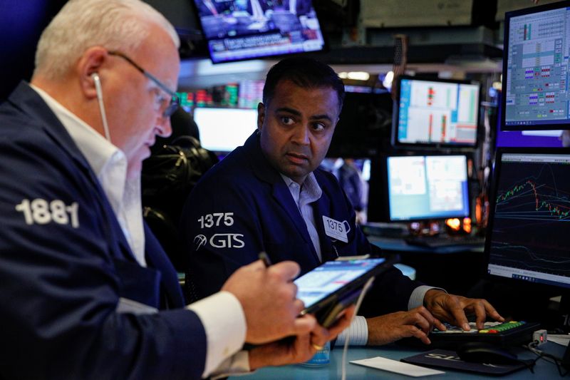 &copy; Reuters. Traders work on the floor of the New York Stock Exchange (NYSE) in New York City, U.S., September 27, 2021.  REUTERS/Brendan McDermid