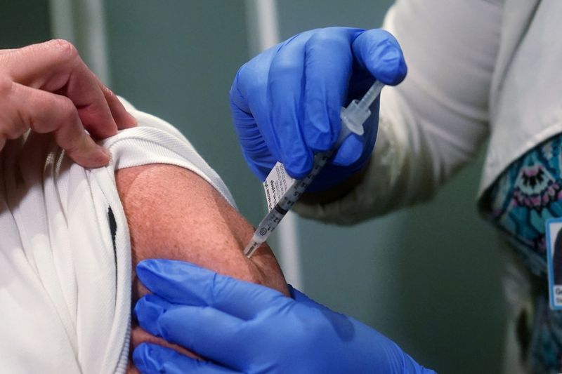 &copy; Reuters. Enfermeira é vacinada contra Covid-19 em hospitral Monte Sinai, em Nova York
15/12/2020 REUTERS/Carlo Allegri