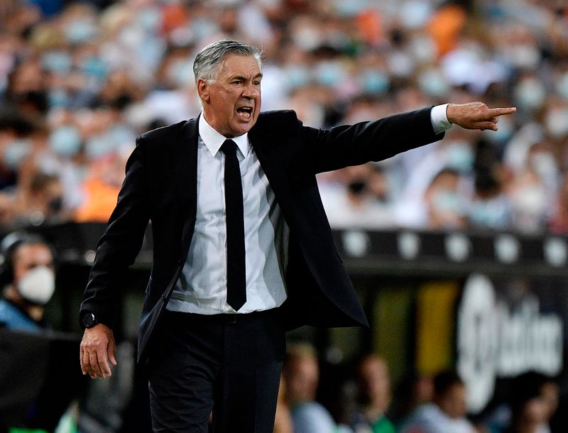 &copy; Reuters. Carlo Ancelotti durante partida do Real Madrid contra o Valencia pelo Campeonato Espanhol
19/09/2021 REUTERS/Pablo Morano