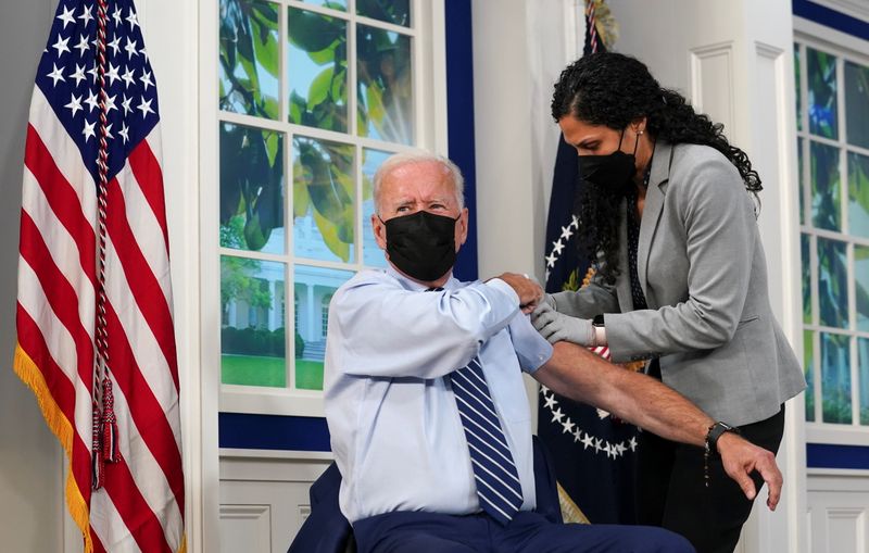 &copy; Reuters. Presidente dos EUA, Joe Biden, recebe dose de reforço de vacina contra Covid-19 na Casa Branca
27/09/2021 REUTERS/Kevin Lamarque
