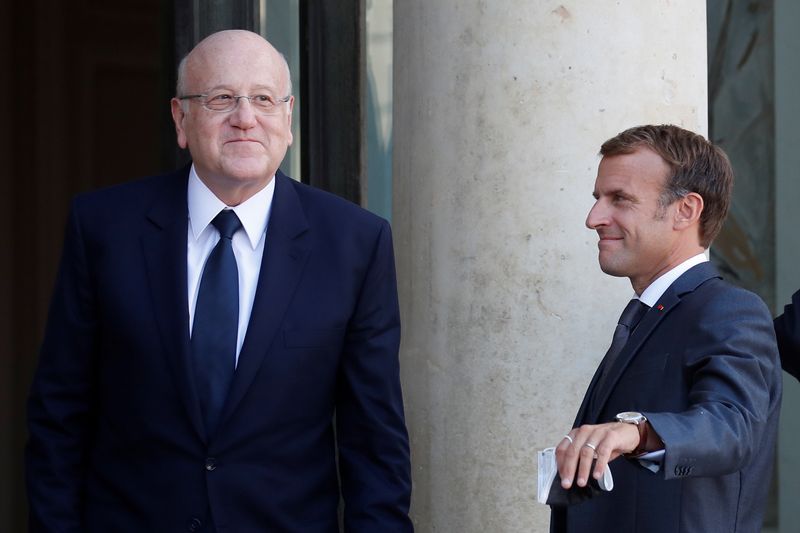 &copy; Reuters. رئيس الوزراء اللبناني نجيب ميقاتي (الى اليسار) والرئيس الفرنسي إيمانويل ماكرون في باريس يوم 24 سبتمبر ايلول 2021. تصوير: جونزالو فينتس - رويترز.