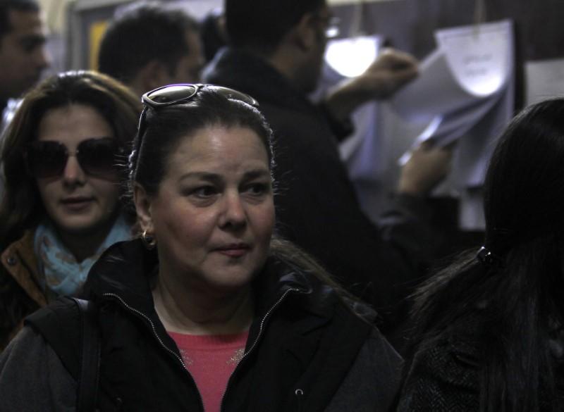 &copy; Reuters. الممثلة المصرية الراحلة دلال عبد العزيز (في وسط الصورة) وخلفها ابنتها الممثلة دنيا سمير غانم. صورة من أرشيف رويترز.