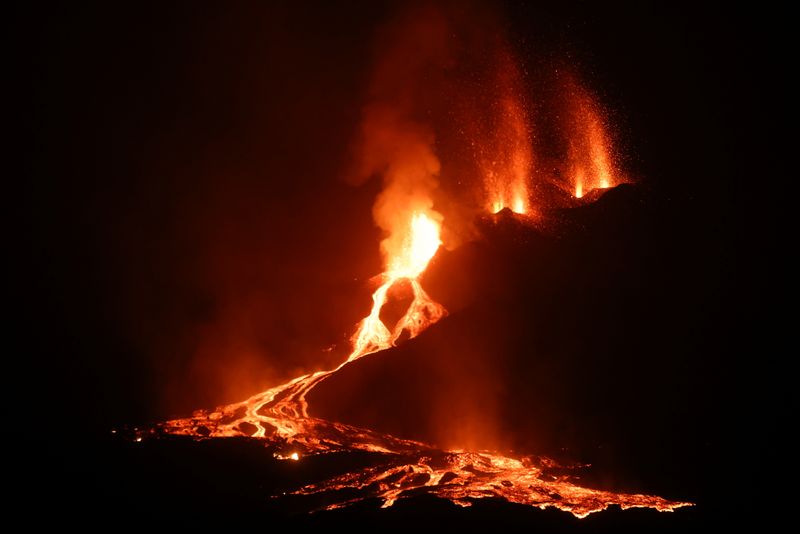 © Reuters. Lava and smoke rise following the eruption of a volcano on the Canary Island of La Palma, in Todoque, Spain, September 27, 2021. REUTERS/Nacho Doce