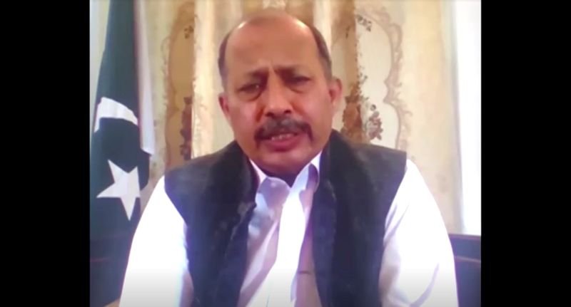 &copy; Reuters. منصور أحمد خان السفير الباكستاني لدى أفغانستان يتحدث في كابول عبر الفيديو يوم الاثنين. صورة لرويترز.
