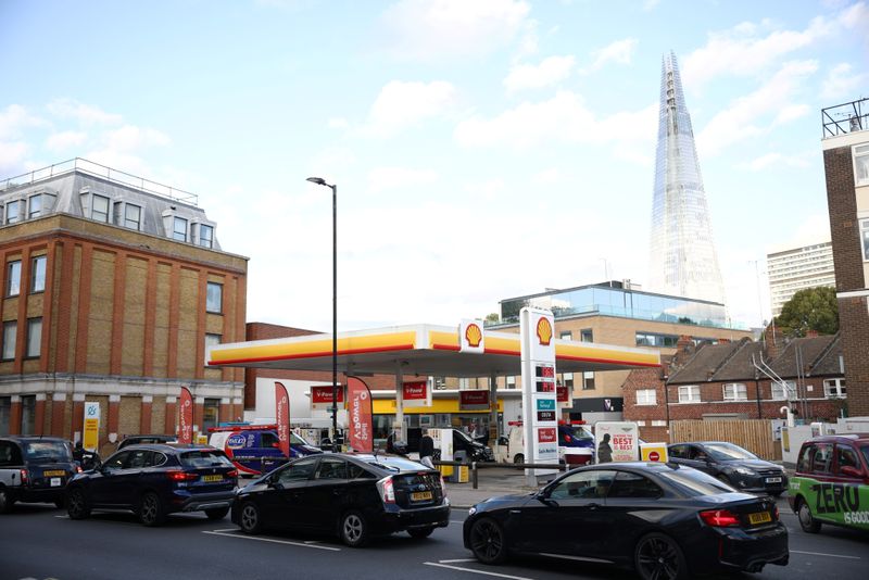 &copy; Reuters. Vehículos hacen fila para cargar gasolina en una estación de servicio Shell, en Londres, Inglaterra, Septiembre 27, 2021. REUTERS/Henry Nicholls