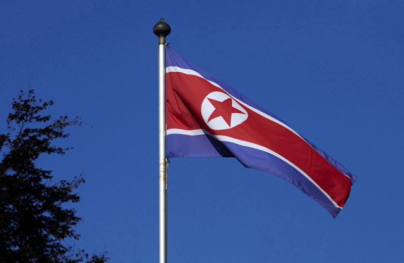 &copy; Reuters. 韓国軍は２８日、北朝鮮が東側の海へ向けて少なくとも１発の飛翔体を発射したと発表した。写真は北朝鮮の国旗。ジュネーブで２０１４年１０月撮影（２０２１年　ロイター／Denis Balibouse