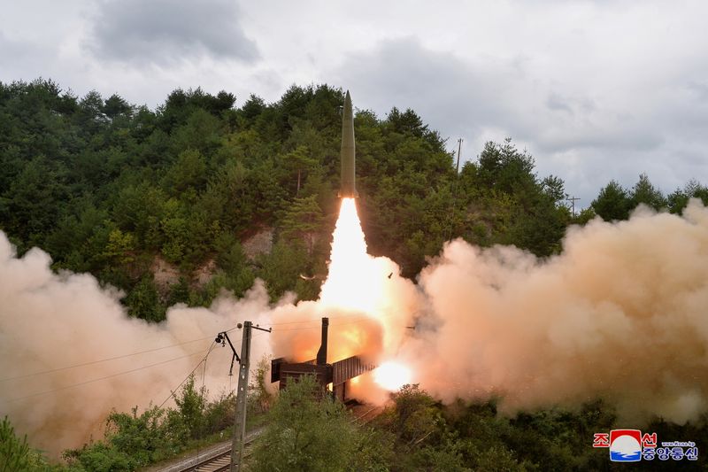 &copy; Reuters.   米国務省は２７日、北朝鮮のミサイル発射は近隣諸国と国際社会に脅威をもたらすと非難し、同国に非核化協議への復帰を促した。写真は北朝鮮が列車から発射した弾道ミサイル。９月１