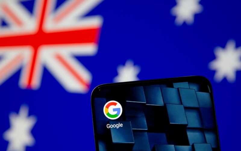 © Reuters. FILE PHOTO: A smartphone with a Google app icon is seen in front of a displayed Australian flag in this illustration, Jan. 22, 2021. REUTERS/Dado Ruvic/Illustration/File Photo/File Photo