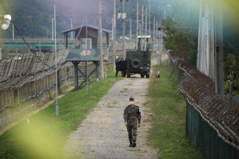 © Reuters. A South Korean soldier walks along a military fence near the demilitarized zone separating the two Koreas in Paju, South Korea, September 28, 2021. REUTERS/Kim Hong-Ji